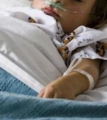 O copilă de 4 ani din Târgu Jiu se zbate între viață și moarte după ce ar fi fost bătută crunt de propria mamă. Femeia susține că fetița a căzut din pat