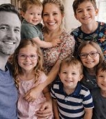 Am rămas văduvă cu 6 copii de crescut. După înmormântare am găsit o cutie ascunsă sub salteaua unuia dintre copii care ne-a schimbat viața