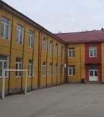 Un elev de 13 ani din Bistrița-Năsăud s-a aruncat de la etaj la școală. „Nimeni nu și-ar fi putut imagina că va sări"