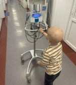 „El este Iustin, are doar 7 ani. În loc să alerge prin parc, împinge un stativ de chimioterapie", postarea sfâșietoare a unui părinte care se luptă pentru viața copilului său bolnav de cancer