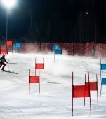 Un copil de 7 ani care învăța să schieze a fost spulberat de un adult care schia cu viteză pe pârtia Olimpică din Borșa