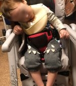 „Un copil condamnat la întuneric și o mamă mutilată". Povestea extrem de dureroasă a Mariei și fiului ei Tymofii de 3 ani, care se comportă ca un bebeluș de 6 luni din cauza unei erori medicale