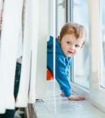 Un copil de 1 an și jumătate a supraviețuit căderii de la etajul 10 după ce a fost prins într-o haină