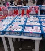 Un copil de 10 din Iași a fost amenințat cu DGASPC-ul de agenții Poliției Locale pentru că vindea mărțișoare. Are ADHD și strângea bani pentru mama lui bolnavă