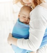 „Nu vrea să stea în pătuț”. De ce mulți bebeluși adorm doar în brațe sau în cărucior