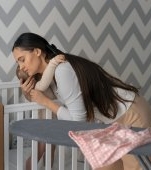 „Bebelușul meu se trezește din oră în oră noaptea”. Ce spun pediatrii despre regresia somnului și cum o gestionează părinții