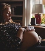 „Nu simt copilul mișcându-se". Când este normal și când ar trebui să meargă gravida la medic