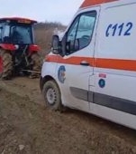Un bebeluș prematur din Iași a murit după ce salvarea nu a putut ajunge la el. Trei ambulanțe ar fi rămas împotmolite în noroi