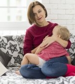 Mamele care aleg să alăpteze mai mult de doi ani. Decizia care încă naște discuții aprinse în grupurile de părinți
