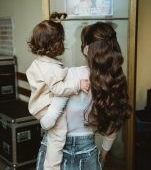 De ce nu-și expune Theo Rose fiul pe internet. „Nu e ca și cum îl port cu cagulă pe față"