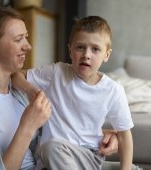 Copilul care evită contactul vizual: ce spun specialiștii despre acest semn