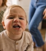 Crizele de furie la 2 ani. Momentul în care mulți părinți simt că pierd controlul