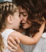 Atașamentul extrem de mamă. De ce unii copii nu acceptă pe nimeni altcineva