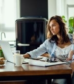 Întoarcerea la muncă după concediul maternal. Decizia care vine cu multe lacrimi si emoții