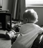 Caz absolut șocant în Satu Mare. Doi copii de 2 și 4 ani au fost găsiți legați cu o funie de calorifer de proprii părinți