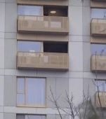 Noi detalii tulburătoare ies la iveală în cazul copilului mort după ce a căzut de la etajul 9. Mama acestuia l-ar fi împins pe geam