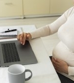 O mamă primește despăgubiri de peste 20 de milioane de dolari după ce bebelușul ei a murit. Firma nu i-a permis să lucreze de acasă