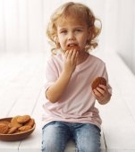 O fetiță de 3 ani a murit după ce a fost înfometată de părinții vegetarieni. Ar fi mâncat doar unt, iaurt și linte