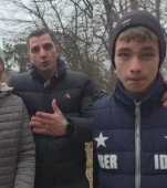 Mama lui Răzvan, copilul de 13 ani care vinde urzici la marginea drumului, susține că fiul ei are o copilărie normală. „E un copil normal, bate mingea, are două biciclete"