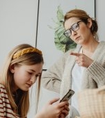 „Nu vreau să vorbesc cu tine" sau „Ieși din camera mea".  Momentul în care relația părinte-adolescent începe să se rupă