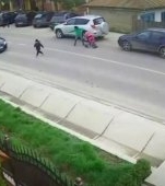 Un copil de patru ani din Bacău a fost lovit din plin de o mașină. A fost salvat de o studentă la Medicină