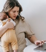 Spălarea hainelor de bebeluș: ghid complet de igienă pentru părinții cu cei mici