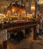 Tradiții în Vinerea Mare. De ce este bine să treci copilul pe sub masă