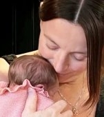 Bebeluș de 8 luni cu meningită, a fost salvat de propria mamă care și-a dat seama că este ceva în neregulă cu privirea ei. A fost la un pas de moarte