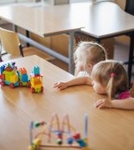 „Mă faci pe mine, îţi iei două capace de nu te vezi". O educatoare de 27 de ani din Craiova este acuzată că ar agresa fizic și verbal copiii