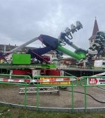 La un pas de tragedie! 17 copii din Caransebeș au ramas blocați într-un carusel cu capul în jos