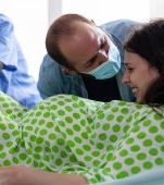 Nu, femeile nu sunt menite să nască pe spate și n-au făcut-o de când lumea și pământul. UN BĂRBAT a decis asta!