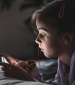 „Nu m-a speriat cât stă pe telefon. M-a speriat că nu mai are chef de nimic fără el”. Ce facem cu depența copiilor de ecrane?