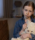 Copiii din ziua de azi nu mai spun „sunt deprimat”, ci „mă doare burta”, „nu pot să dorm” sau „nu vreau la școală”. Ce facem noi, ca părinți?