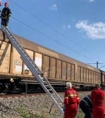 Un copil de 10 ani se zbate între viață și moarte după ce s-a urcat pe un tren și s-a electrocutat