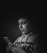 Cyberbullying-ul nu lasă vânătăi, dar schimbă felul în care copilul se uită în oglindă