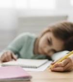„Copilul meu are 8 ani și spune că viața lui e doar școală, teme și somn”. Cum ne ajutăm copiii să se bucure de copilărie?