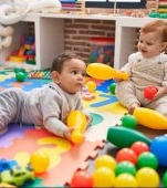 Înscrierea la creșă a devenit proba de supraviețuire a părinților care muncesc. Ce trebuie să știi înainte să începi căutările
