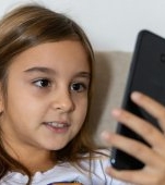 Am vrut să nu fie „ultimul copil din clasă fără telefon” și acum regret amarnic decizia. De la ce vârstă TREBUIE să aibă un copil telefon