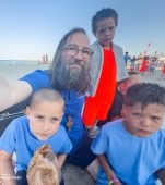 1.500 de copiii din Iași vor merge pentru prima dată la mare, cu ajutorul părintelui Damaschin. Primii 100 vor ajunge la Eforie Nord imediat după ce se termină școala