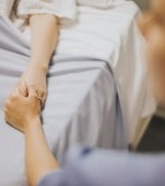 „Îmi amintesc doar 6, 7 asistente care se chinuiau să-mi ia pulsul". O mamă a fost la un pas de moarte la o săptămână după ce a născut din cauza septicemiei