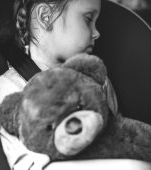 O fetiță de 2 ani a murit după ce fost uitată de tatăl ei în mașină ore întregi