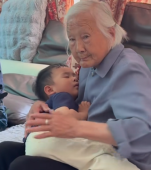 Clipul viral cu o bunică de 91 de ani din China care își adoarme nepotul printr-o metodă neconvențională a împărțit internetul în 2 tabere
