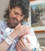 Depresia postpartum poate avea chipul unei mame care pare că zâmbește în fiecare zi. O tânără mamă și-a pus capăt zilelor la câteva luni după naștere