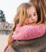„Mami, de ce nu stai cu mine?". 5 semne că cel mic nu este „răsfățat”, ci are nevoie de mai multă conectare emoțională