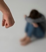 Studiu alarmant: copiii bătuți de părinți au șanse mai mari să aibă note mici la școală și să ajungă victimele bulliyng-ului
