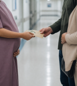 Industria mamelor surogat în România. Fetele sunt convinse să renunțe la copil după naștere pentru câteva mii de euro, intermediarii negociază prețurile și medicii ocolesc legea