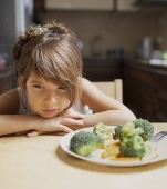 Pediatrul explică: De ce nu trebuie să forțezi copilul să termine „tot din farfurie"