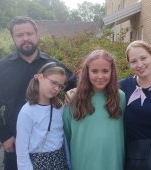 Drama familiei Samson. Autoritățile suedeze le-au luat doi dintre cei cinci copii pe motiv că le-ar fi abuzat. Părinții nu mai știu nimic de fiicele lor