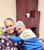 Străbunica Maria trăiește din mila vecinilor și își crește singură strănepotul de 5 ani. Și-a pierdut soțul și fiica în 2 incendii teribile