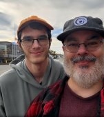 El este tatăl care a renunțat la job pentru fiul său cu autism, după ce a fost hărțuit online. A creat un server Minecraft special pentru el, folosit acum de alți 20.000 de copii cu autism